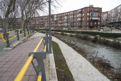 Paseo del cauce. J.M. LOSTAU