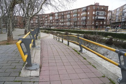 Paseo del cauce. J.M. LOSTAU