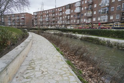 Paseo del cauce. J.M. LOSTAU