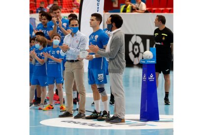 Serrano recibe el MVP del mes de abril. / PHOTOGENIC