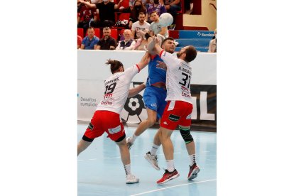 Recoletas Atlético Valladolid - Balonmano Nava. / PHOTOGENIC