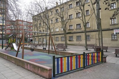 Plaza de los Vadillos con la zona de columpios al lado de la casa cuartel. J.M. LOSTAU