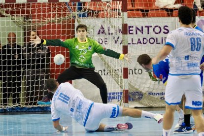 El joven Enrique Llorente debutó en partido oficial con el Recoletas en Liga Asobal. / PHOTOGENIC