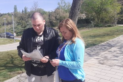 Genís Manzanares, hijo del conductor de Auvasa desaparecido, e Irene Fernández, su exmujer.- E.M.