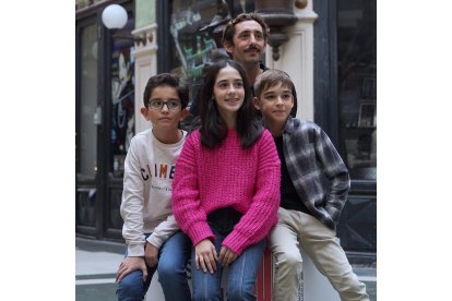 El equipo de la película 'El maestro que prometió el mar'. SEMINCI