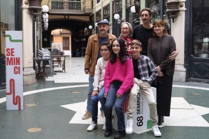 El equipo de la película 'El maestro que prometió el mar'. SEMINCI