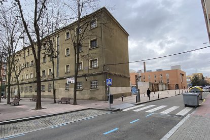 Antigua casa cuartel de la Guardia Civil desde la calle del Doctor Montero. J.M. LOSTAU