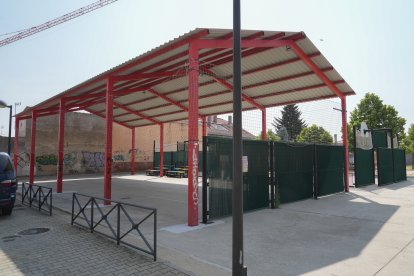 Zona deportiva en la calle Villasexmir en el barrio de Las Villas. J.M. LOSTAU
