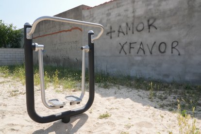 Zona para hacer ejercicio en la calle Villasexmir en el barrio de Las Villas. J.M. LOSTAU