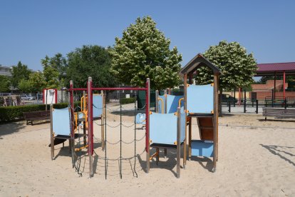 Parque infantil en la calle Villasexmir en el barrio de Las Villas. J.M. LOSTAU