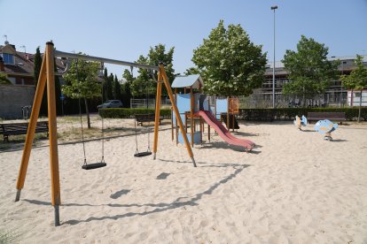 Parque infantil en la calle Villasexmir en el barrio de Las Villas. J.M. LOSTAU