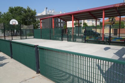 Zona deportiva en la calle Villasexmir en el barrio de Las Villas. J.M. LOSTAU