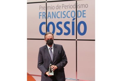 El periodista Ignacio Fernández Sobrino recibe el galardón Francisco de Cossío a la Trayectoria Profesional de menos del presidente de la Junta, Alfonso Fernández Mañueco.- ICAL