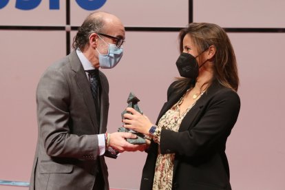 La fotógrafa de la Agencia Ical Leticia Pérez recibe el galardón Francisco de Cossio de manos del consejero de Cultura, Javier Ortega