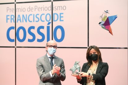 La fotógrafa de la Agencia Ical Leticia Pérez recibe el galardón Francisco de Cossio de manos del consejero de Cultura, Javier Ortega