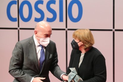 La periodista Elvira Sánchez Ballesteros recibe el galardón Francisco de Cossio de manos del consejero de Agricultura, Jesús Julio Carnero