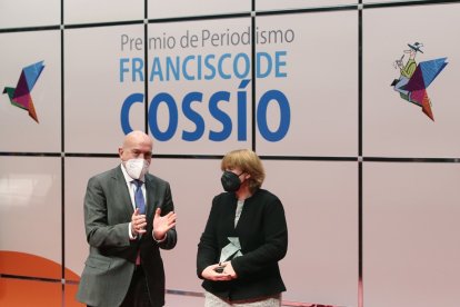La periodista Elvira Sánchez Ballesteros recibe el galardón Francisco de Cossio de manos del consejero de Agricultura, Jesús Julio Carnero