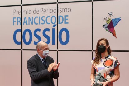 La periodista Ruth García Ribote recibe el galardón Francisco de Cossio de manos del vicepresidente de la Junta, Francisco Igea