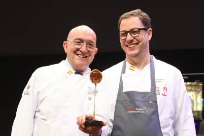 El alcalde de la capital del Pisuerga, Jesús Julio Carnero, presenta ‘Valladolid, una gastronomía de cine’. -ICAL.