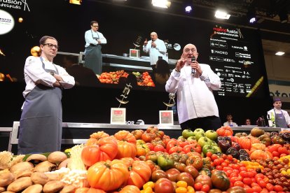 El alcalde de la capital del Pisuerga, Jesús Julio Carnero, presenta ‘Valladolid, una gastronomía de cine’. -ICAL.