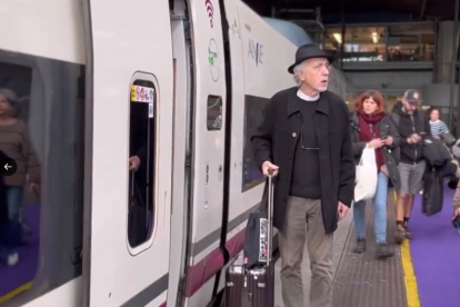 El director Fernando Trueba en el 'Tren Oficial' de Renfe para los Goya en Valladolid. -TWITTER RENFE