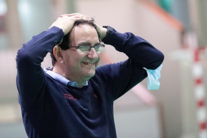 Miguel Ángel Peñas lamenta una decisión arbitral. / LOF