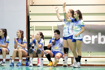El banquillo del Caja Rural Aula Valladolid celebra un gol. / LOF