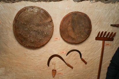 Algunos aperos que se pueden observar en el interior de las casas de cueva de Trigueros del Valle.- PHOTOGENIC
