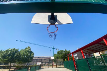 Zona deportiva en la calle Villasexmir en el barrio de Las Villas en Valladolid. J.M. LOSTAU