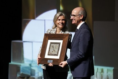 Camino del Hierro recibe el premio a la Iniciativa Turística del Año, que entregó la directora territorial de CaixaBank en Castilla y León, Belén Martín.- PHOTOGENIC