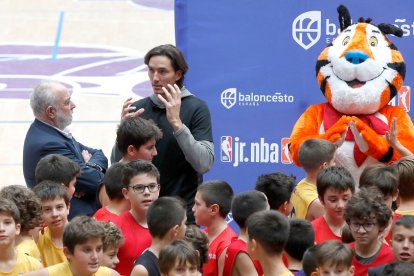 El presidente de la FBCyL conversa con el ex NBA Jiri Welsch. / PHOTOGENIC
