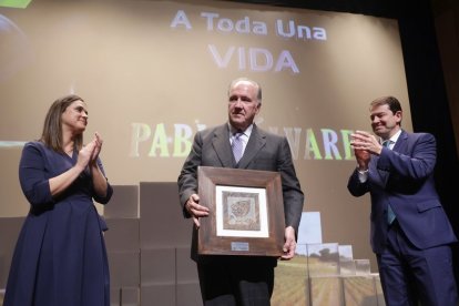 Pablo Álvarez, CEO de Tempos Vega Sicilia, recibe el premio a la Toda una Vida, que entregaron el presidente de la Junta de Castilla y León, Alfonso Fernández Mañueco, y la editora de El Mundo de Castilla y León, Adriana Ulibarri.- PHOTOGENIC