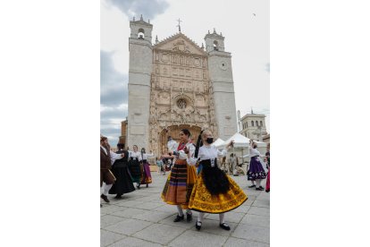 Actuación de Mies y Barro en la apertura del Mercado Castellano de Valladolid. / J. M. LOSTAU