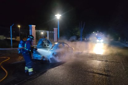 Los bomberos sofocan un incendio en un coche en La Cistérniga. TWITTER: Bomberos Provincia de Valladolid