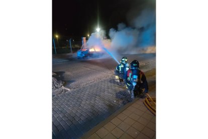 Los bomberos sofocan un incendio en un coche en La Cistérniga. TWITTER: Bomberos Provincia de Valladolid