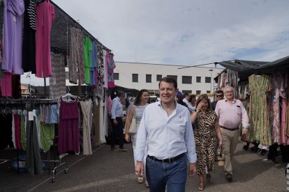 El presidente del Partido Popular de Castilla y León, Alfonso Fernández Mañueco, visita Íscar (Valladolid) junto al presidente provincial del PP, Conrado Íscar, y la número uno al Congreso por esa provincia, Mercedes Cantalapiedra y visitan el mercadillo de la localidad. -ICAL