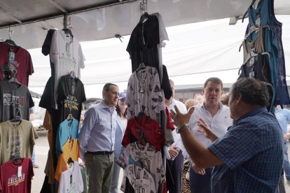 El presidente del Partido Popular de Castilla y León, Alfonso Fernández Mañueco, visita Íscar (Valladolid) junto al presidente provincial del PP, Conrado Íscar, y la número uno al Congreso por esa provincia, Mercedes Cantalapiedra y visitan el mercadillo de la localidad. -ICAL