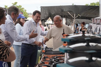 El presidente del Partido Popular de Castilla y León, Alfonso Fernández Mañueco, visita Íscar (Valladolid) junto al presidente provincial del PP, Conrado Íscar, y la número uno al Congreso por esa provincia, Mercedes Cantalapiedra y visitan el mercadillo de la localidad. -ICAL