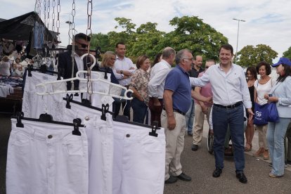 El presidente del Partido Popular de Castilla y León, Alfonso Fernández Mañueco, visita Íscar (Valladolid) junto al presidente provincial del PP, Conrado Íscar, y la número uno al Congreso por esa provincia, Mercedes Cantalapiedra y visitan el mercadillo de la localidad. -ICAL