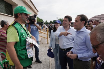 l presidente del Partido Popular de Castilla y León, Alfonso Fernández Mañueco, visita Íscar (Valladolid) junto al presidente provincial del PP, Conrado Íscar, y la número uno al Congreso por esa provincia, Mercedes Cantalapiedra y visitan el mercadillo de la localidad. -ICAL