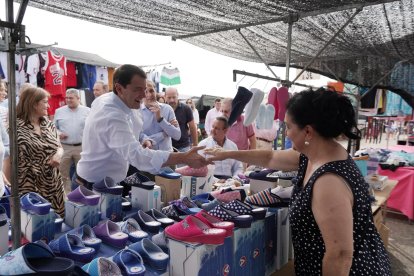 El presidente del Partido Popular de Castilla y León, Alfonso Fernández Mañueco, visita Íscar (Valladolid) junto al presidente provincial del PP, Conrado Íscar, y la número uno al Congreso por esa provincia, Mercedes Cantalapiedra y visitan el mercadillo de la localidad. -ICAL