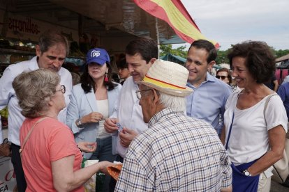 El presidente del Partido Popular de Castilla y León, Alfonso Fernández Mañueco, visita Íscar (Valladolid) junto al presidente provincial del PP, Conrado Íscar, y la número uno al Congreso por esa provincia, Mercedes Cantalapiedra y visitan el mercadillo de la localidad. -ICAL