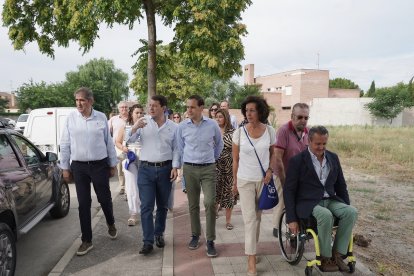El presidente del Partido Popular de Castilla y León, Alfonso Fernández Mañueco, visita Íscar (Valladolid) junto al presidente provincial del PP, Conrado Íscar, y la número uno al Congreso por esa provincia, Mercedes Cantalapiedra y visitan el mercadillo de la localidad. -ICAL
