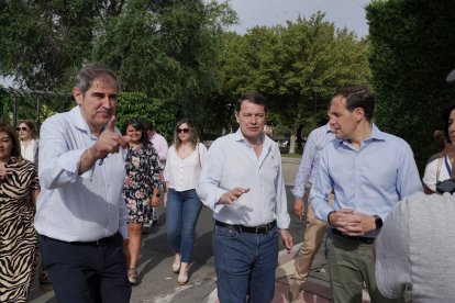 El presidente del Partido Popular de Castilla y León, Alfonso Fernández Mañueco, visita Íscar (Valladolid) junto al presidente provincial del PP, Conrado Íscar, y la número uno al Congreso por esa provincia, Mercedes Cantalapiedra y visitan el mercadillo de la localidad. -ICAL