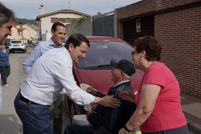 El presidente del Partido Popular de Castilla y León, Alfonso Fernández Mañueco, visita Íscar (Valladolid) junto al presidente provincial del PP, Conrado Íscar, y la número uno al Congreso por esa provincia, Mercedes Cantalapiedra y visitan el mercadillo de la localidad. -ICAL