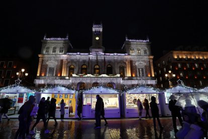 Valladolid enciende las luces de Navidad. Ayuntamiento y mercado navideño. ICAL