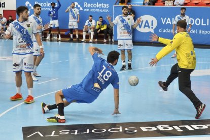 Álvaro Martínez intenta una rosca ante Javi Díaz. / PHOTOGENIC/ E. GARCIA
