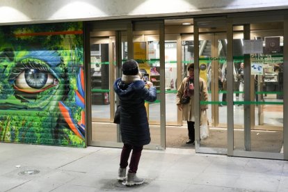 Momento de la bajada de la trapa para siempre de El Corte Inglés de Constitución en Valladolid.-J. M. LOSTAU