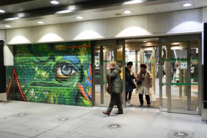 Momento de la bajada de la trapa para siempre de El Corte Inglés de Constitución en Valladolid.-J. M. LOSTAU
