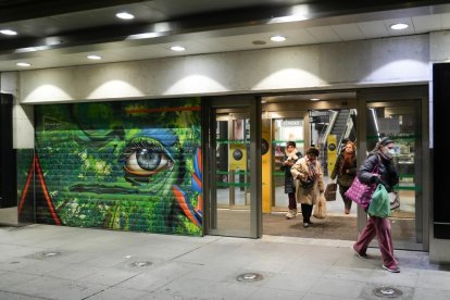 Momento de la bajada de la trapa para siempre de El Corte Inglés de Constitución en Valladolid.-J. M. LOSTAU
